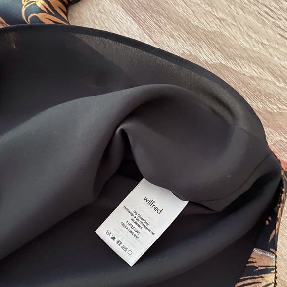 Beautiful 100% silk off the shoulder top from Wilfred - Picture 8 of 9